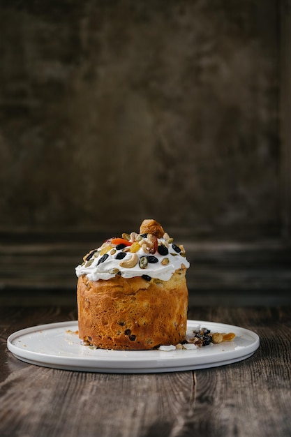 Osterkuchen mit Nüssen und getrockneten Früchten im rustikalen Stil kopieren Raum