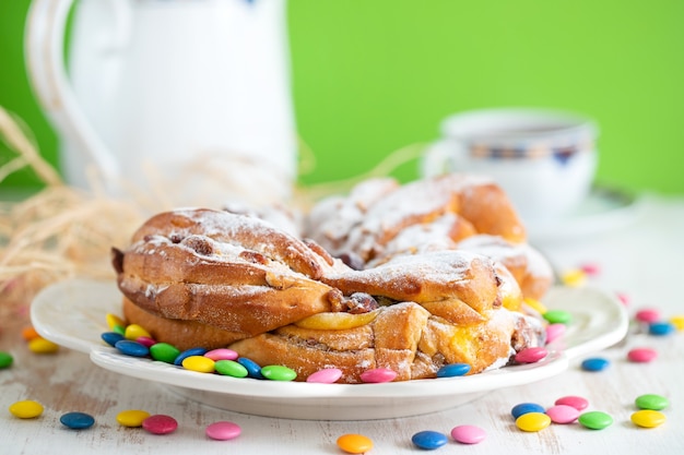 Osterkuchen mit Nüssen und trockenen Früchten auf weißer Holzoberfläche