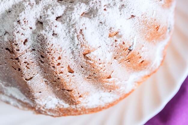 Osterkuchen mit Puderzucker und Rosinen