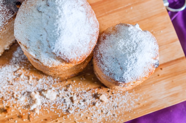 Osterkuchen mit Puderzucker und Rosinen