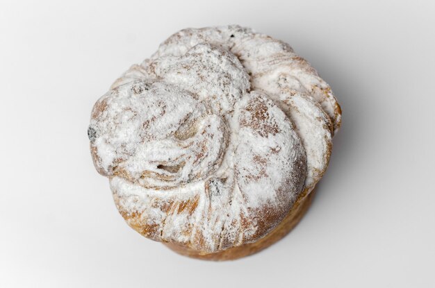 Osterkuchen mit Rosinen auf weißem Hintergrund