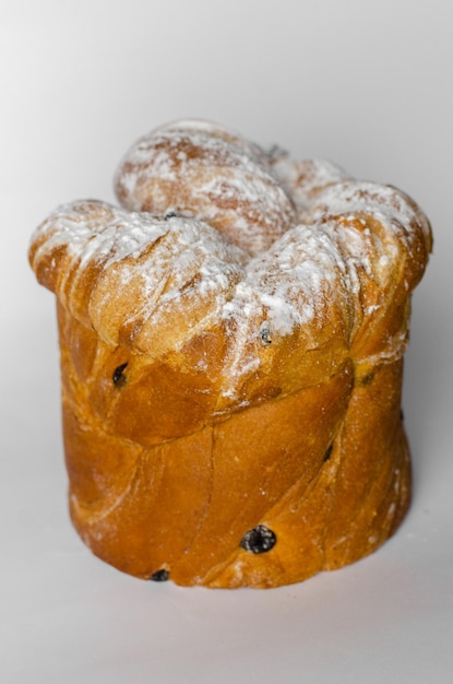 Osterkuchen mit Rosinen auf weißem Hintergrund