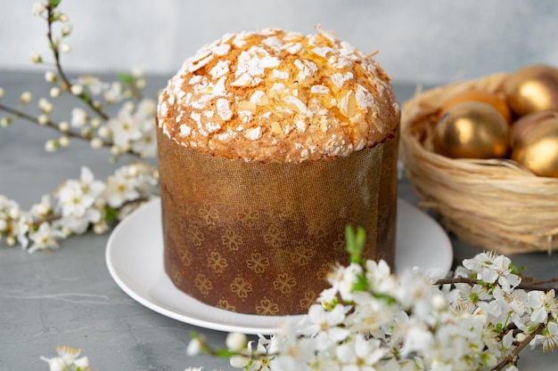 Osterkuchen mit Zuckerpulver auf grauem Hintergrund