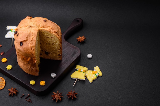 Osterkuchen oder Panettone mit Rosinen und kandierten Früchten