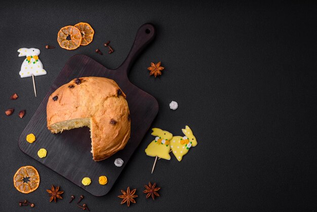 Osterkuchen oder Panettone mit Rosinen und kandierten Früchten