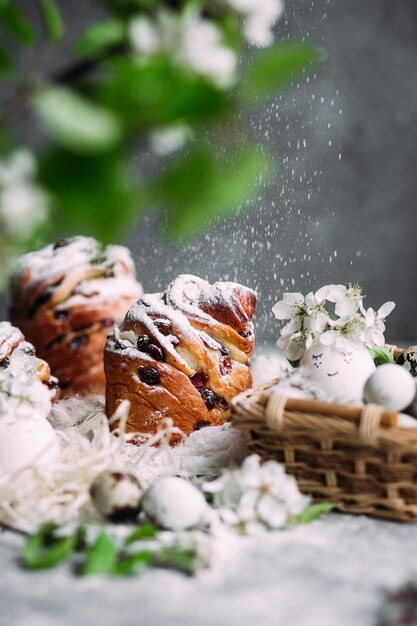 Osterkuchen Ostereier auf grauem Hintergrund