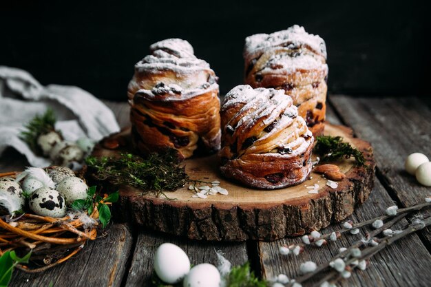 Osterkuchen Ostereier auf grauem Hintergrund