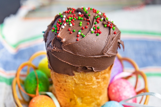 osterkuchen schokoglasur braun gebäck behandeln ostern kulich urlaub hausgemachte dessert mahlzeit food