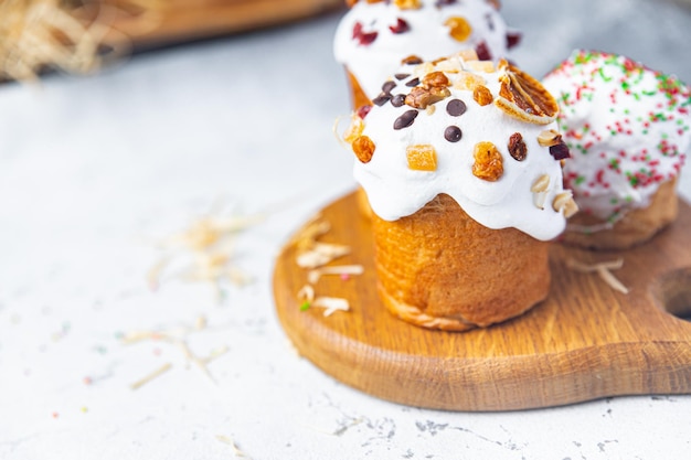 Osterkuchen süßes Dessert festliches Backen Urlaub Ostern Leckerei Mahlzeit Essen Snack auf dem Tisch