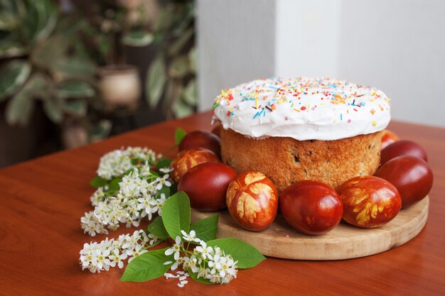 Foto osterkuchen und bemalte eier. orthodoxes osterbrot, kulich und bunte wachteleier