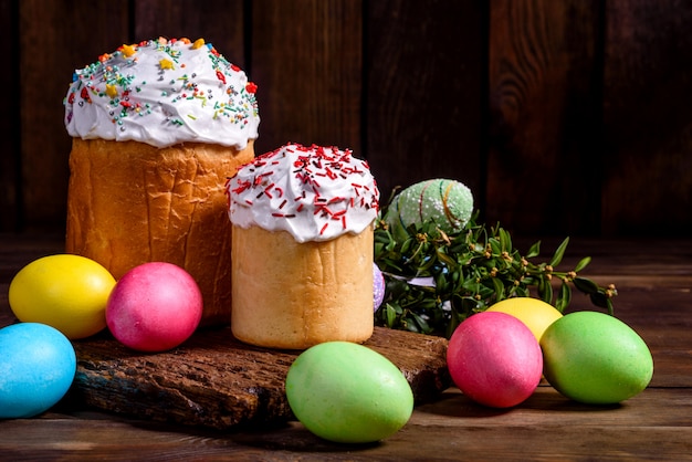 Osterkuchen und bunte dekorative Eier