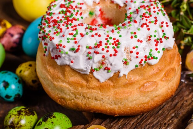 Osterkuchen und bunte dekorative Eier