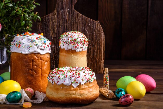 Osterkuchen und bunte dekorative Eier