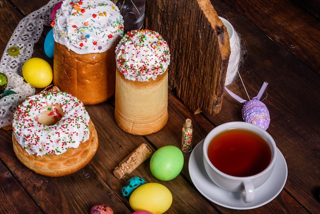 Osterkuchen und bunte dekorative Eier