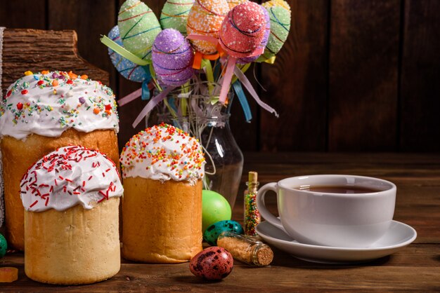 Osterkuchen und bunte dekorative Eier