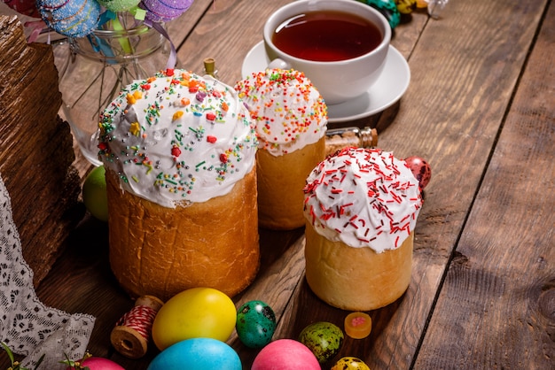 Osterkuchen und bunte dekorative Eier