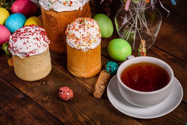 Osterkuchen und bunte dekorative Eier