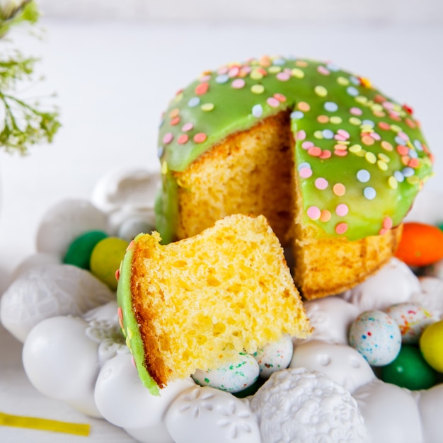 Osterkuchen und bunte Eier für die traditionelle Feiertagstabelle