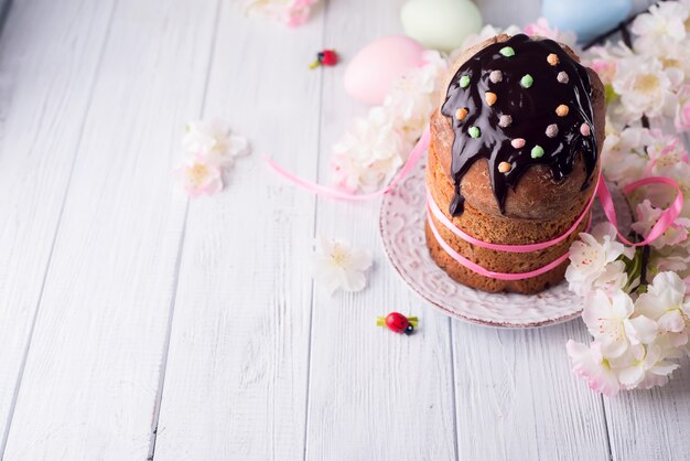 Osterkuchen und bunte eier o