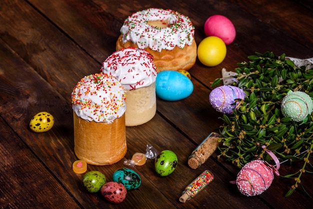 Osterkuchen und bunte Eier