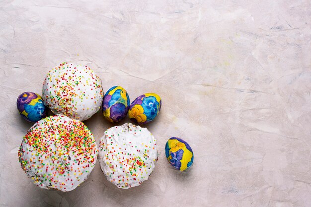 Osterkuchen und bunte Ostereier auf einem weißen Hintergrund.