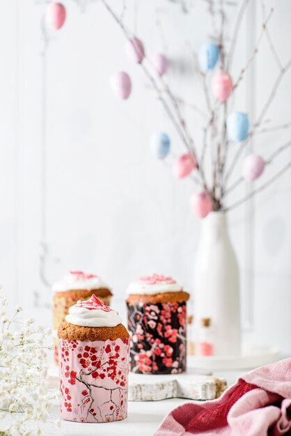 Osterkuchen und Eier am Osterbaum