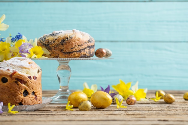 Osterkuchen und Eier auf blauem hölzernem Hintergrund