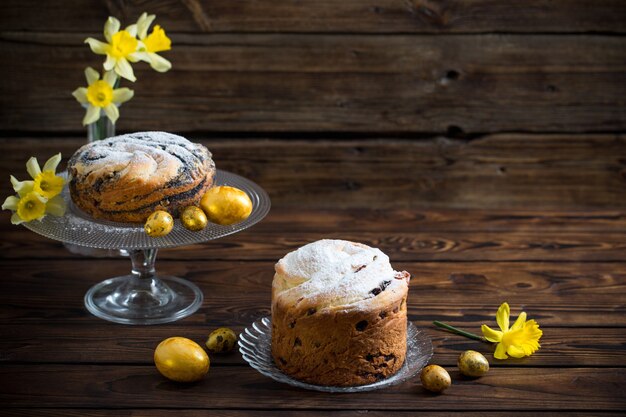 Osterkuchen und Eier auf dunklem hölzernem Hintergrund