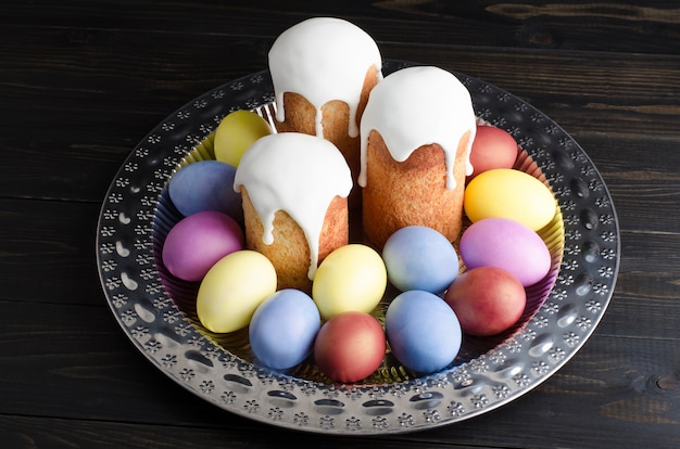 Osterkuchen und Eier auf einem dunklen, rustikalen, hölzernen Hintergrund