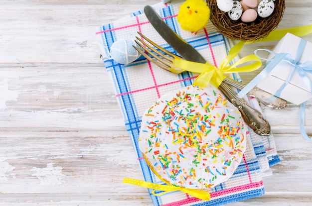 Osterkuchen und Gedeck für Ostern