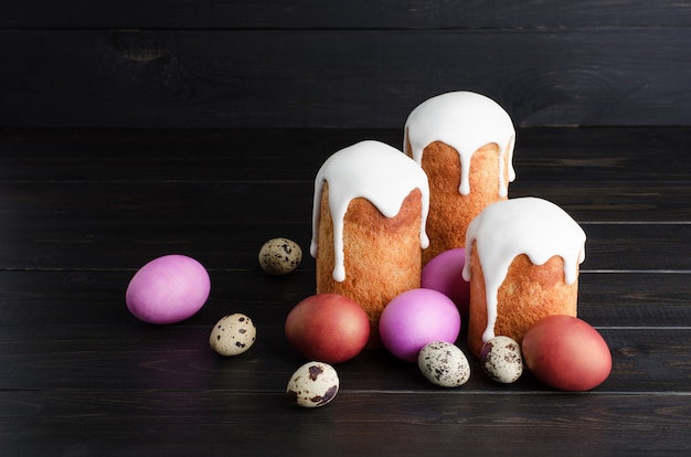 Osterkuchen und Huhn, Wachteleier auf einem dunklen Hintergrund