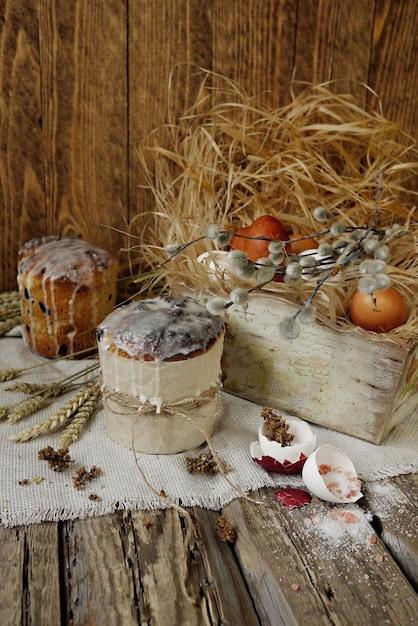 Osterkuchen und Ostereier in Vintage Holzkiste