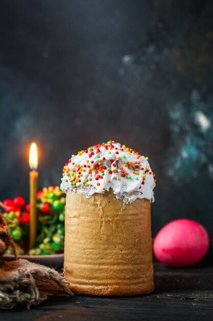 Osterkuchen und Ostereier, traditioneller Feiertagskuchen