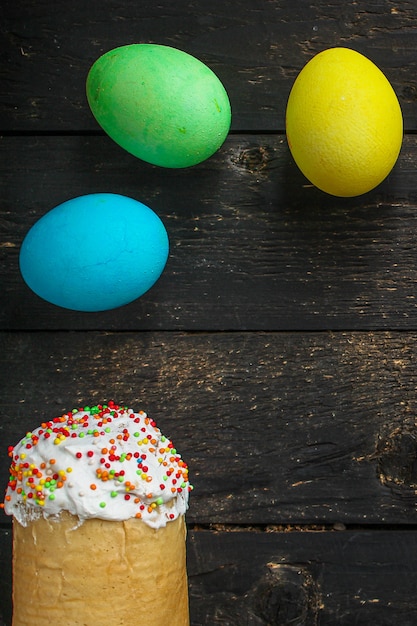 Osterkuchen und Ostereier, traditionelles Feiertagsdesign