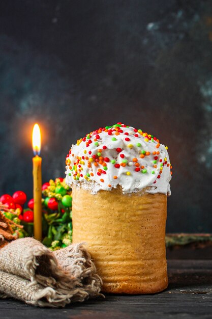 Osterkuchen und Ostereier, traditionelles Feiertagsmenükonzept