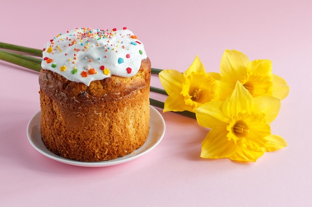 Osterkucheneier und Narzissenblumen auf Küchentisch