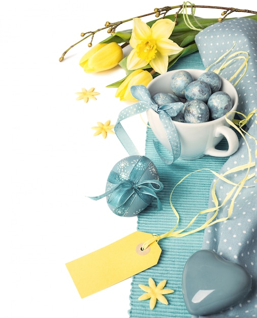 Ostern Anordnung in blau und gelb mit Blumen und Dekorationen