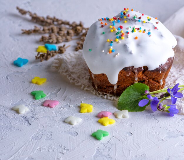 Ostern backen mit raffinierter Zuckerglasur und bunten Dekorkugeln