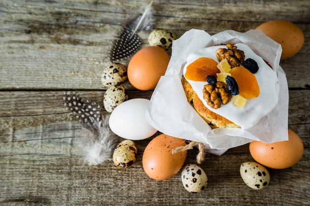 Ostern backt mit Eiern, rustikaler hölzerner Hintergrund zusammen