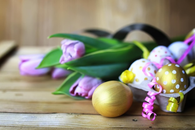 Ostern-Blumeneier hölzerner Hintergrund