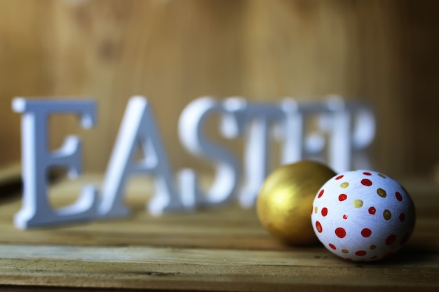 Ostern Blumeneier Holzhintergrund