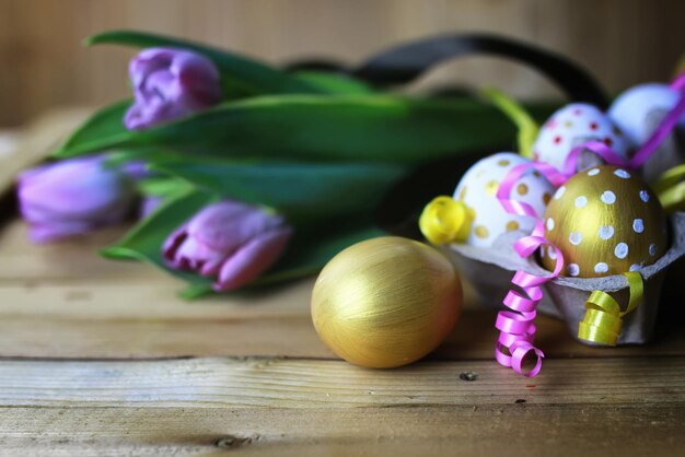 Ostern Blumeneier Holzhintergrund