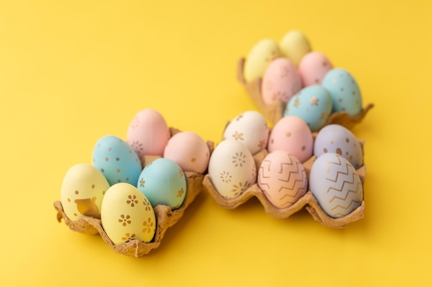 Ostern bunte Eier auf gelbem Hintergrund Osterkarte