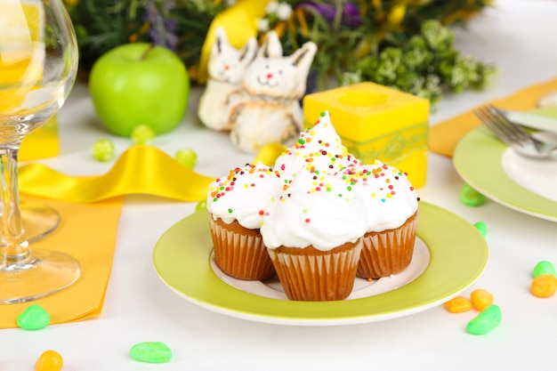 Ostern Cupcakes auf Ostern Tisch Nahaufnahme