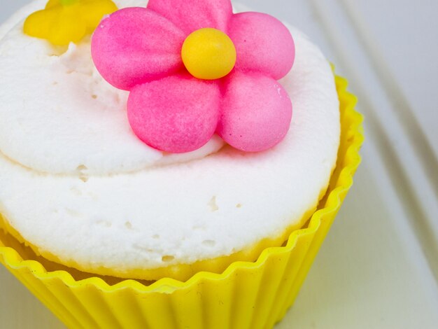 Ostern Cupcakes verziert mit Zuckerblumen.