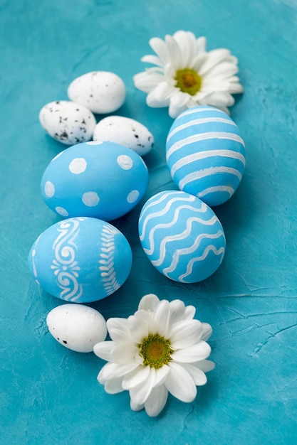 Ostern Dekoration Blumenschmuck gemaltes Ei blau