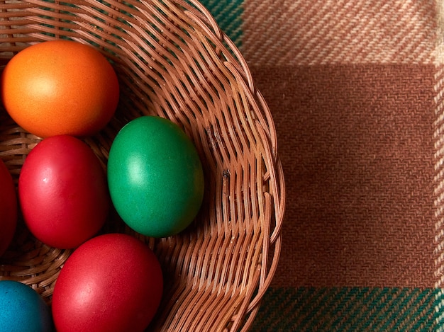 Ostern färbte Eier auf der Weinleseoberfläche.