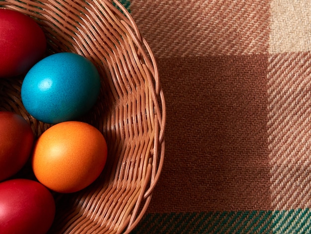 Ostern färbte Eier auf der Weinleseoberfläche.