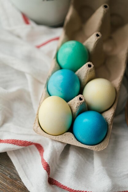 Ostern färbte Eier in den Farben der ukrainischen Flagge. Ostersymbol und Traditionen. Mutig wie die Ukraine