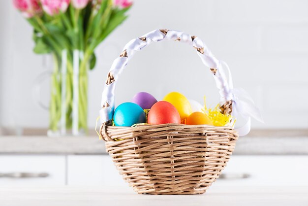 Ostern färbte Eier in einem Korb auf dem Küchentisch